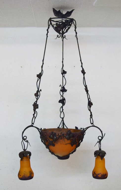 Muller Frères, Luneville. Large impressive art nouveau chandelier in wrought iron designed with foliage with four screens in mouth-blown Pâte-de-verre art glass. Early 20th century.