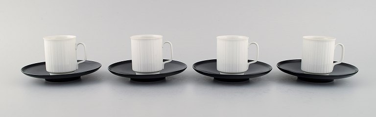 Tapio Wirkkala for Rosenthal. Fire porcelaine noire mokkakopper med underkopper i sort / hvidt riflet porcelæn. Designet i 1962. 
