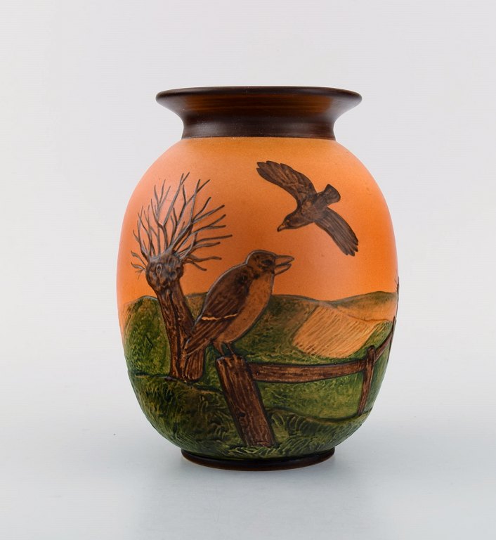 Ipsens enke, Danmark. Vase i håndmalet glaseret keramik. Landskab med fugle. Modelnummer 477. Ca. 1920.