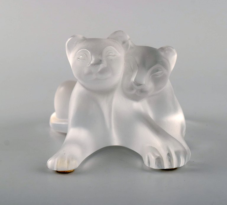 Lalique lion couple in frosted art glass. 1980s.