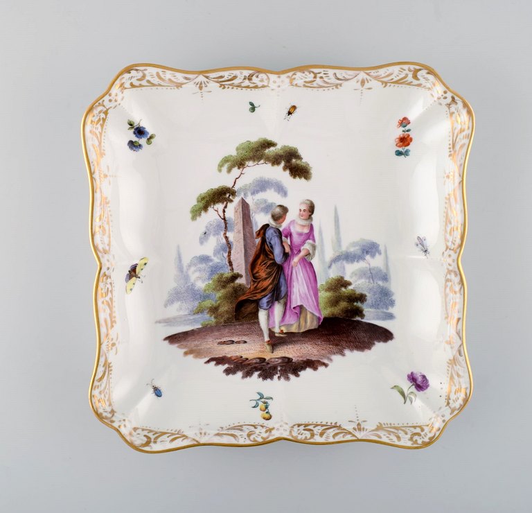 Antique Meissen dish / bowl in hand-painted porcelain. Romantic scenery with noble couple, butterflies and flowers. 19th century.