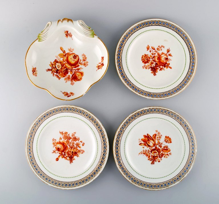 Tre antikke Meissen tallerkener og én skål i gennembrudt porcelæn med håndmalede blomster motiver og perlebort. Dateret 1773-1814. 
