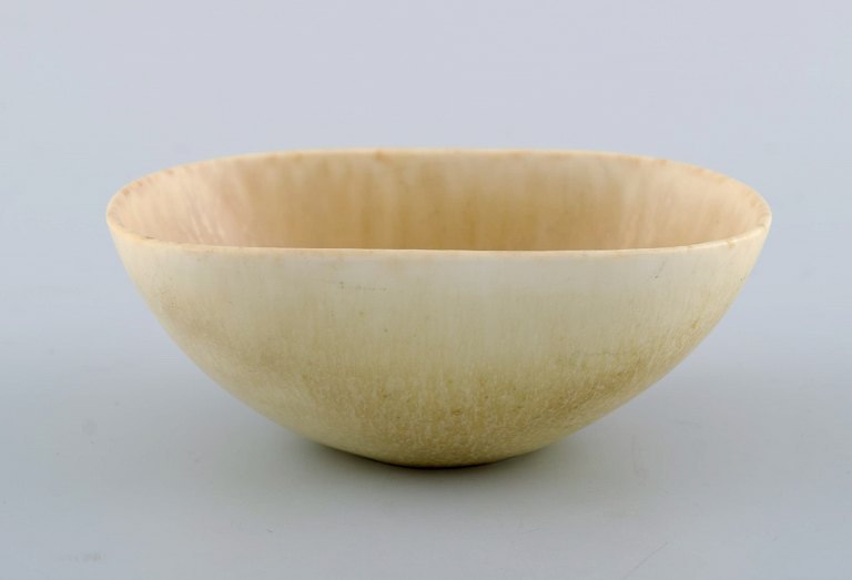 Carl Harry Stålhane for Rörstrand. Bowl in glazed ceramics. Beautiful eggshell glaze. Mid-20th century.