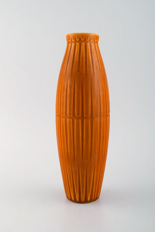 Bo fajans, Sweden. Vase in glazed ceramics with ribbed body. Beautiful glaze in dark orange shades. 1960 / 70s.