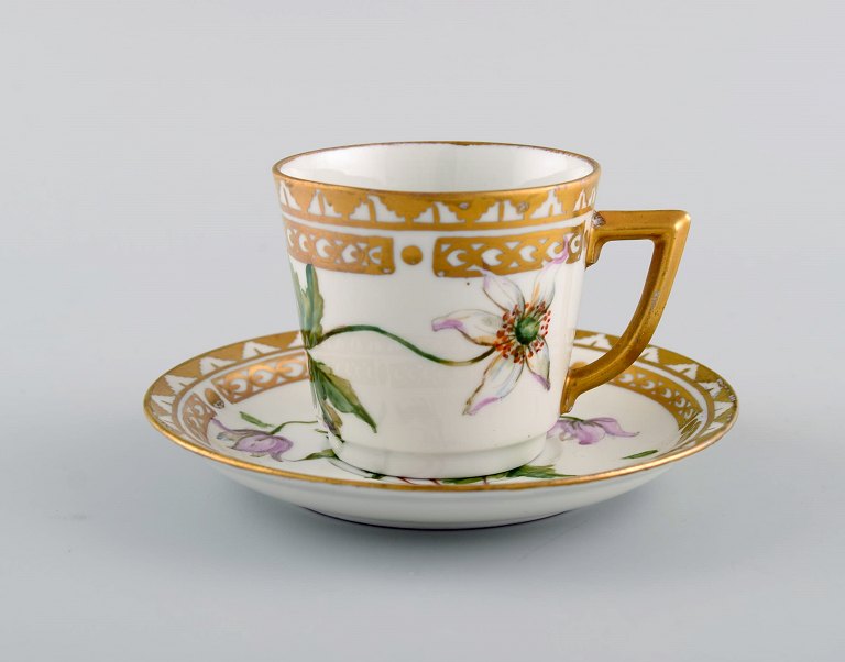 Royal Copenhagen kaffekop med underkop i håndmalet porcelæn med gulddekoration og blomster. Flora danica stil, 1960