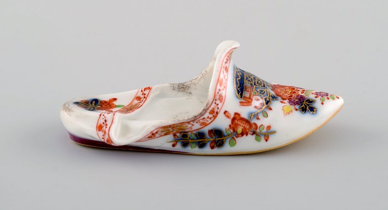 Antique Meissen slipper in hand-painted porcelain with floral motifs and  gold edge. Early 19th century.