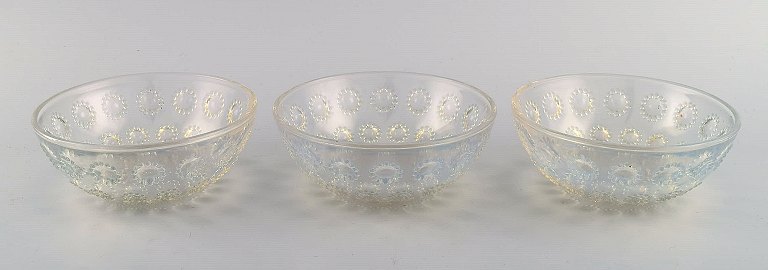 Tre tidlige René Lalique "Asters" skåle i kunstglas. Dateret før 1945.  