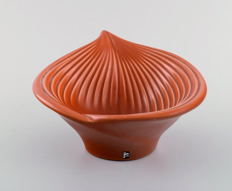 Jie, Sweden. Retro bowl in glazed ceramics. Beautiful glaze in dark orange tones. 1980s.