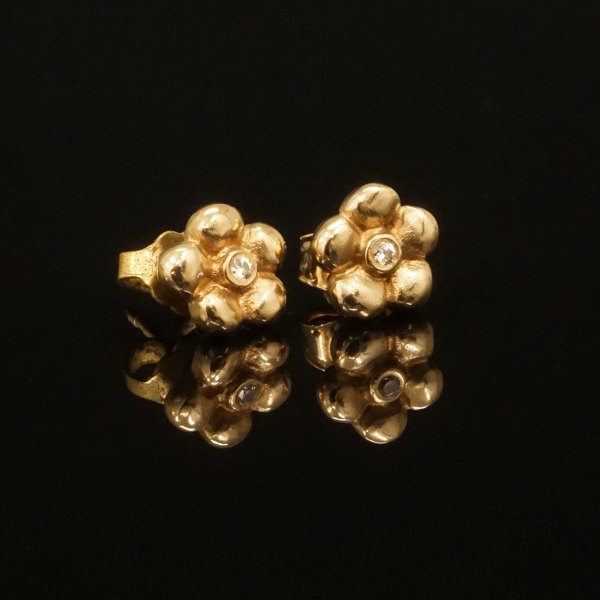 A pair of 14kt gold earrings by Ole Lynggaard, Copenhagen. D: 8mm