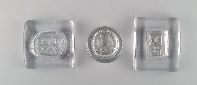 Erik Höglund (1932-1998) for Kosta Boda. Three low bowls in clear mouth blown art glass. Swedish design 1960 / 70s.