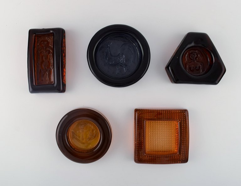 Erik Höglund (1932-1998) for Kosta Boda. Fem lave skåle i ravfarvet mundblæst kunstglas. Svensk design 1960/70