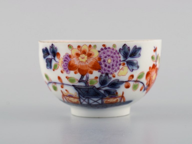Rare antique tea cup in hand-painted porcelain decorated with flowers. 18/19th century.