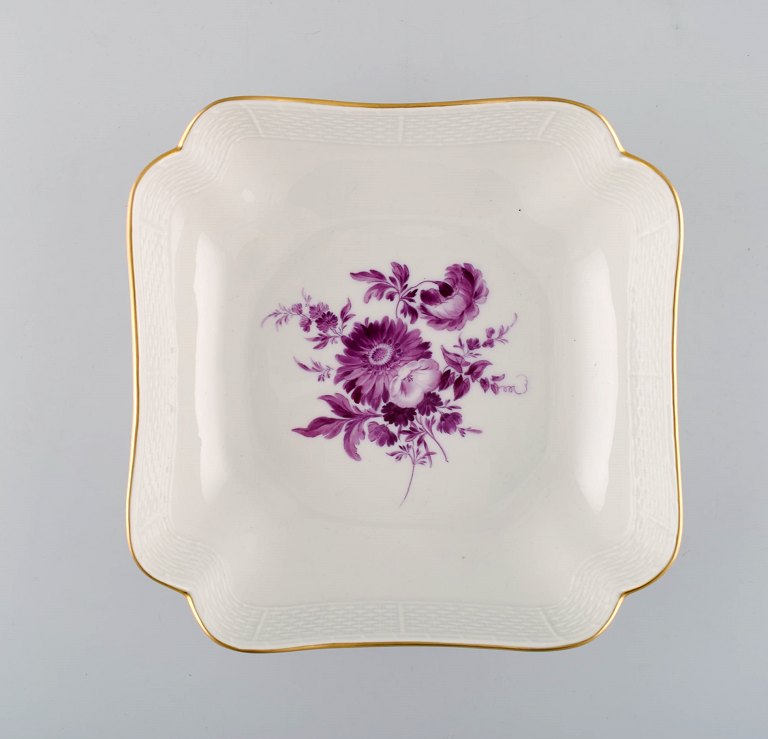 Antik Meissen skål i håndmalet porcelæn med lilla blomster og guldkant. Ca. 1900.