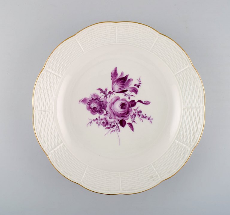 Antique Meissen round serving dish in hand-painted porcelain with purple flowers and gold edge. Ca. 1900.