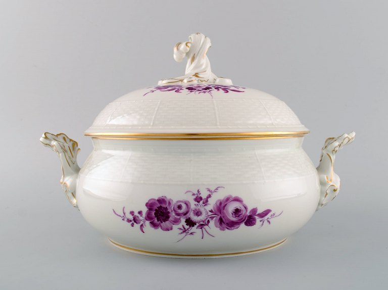 Stor antik Meissen lågterrin i håndmalet porcelæn med lilla blomster og guldkant. Ca. 1900.