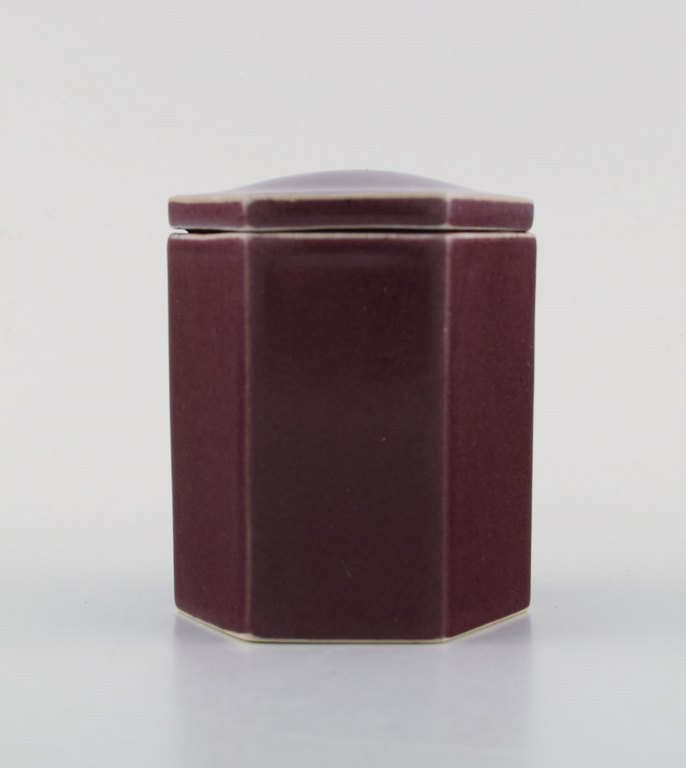 Malene Müllertz, Denmark. Unique lidded jar in glazed ceramics. 1980s. Beautiful glaze in purple shades.