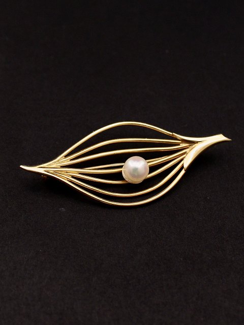 14 carat gold brooch L. 5.2 cm. with  pearl
