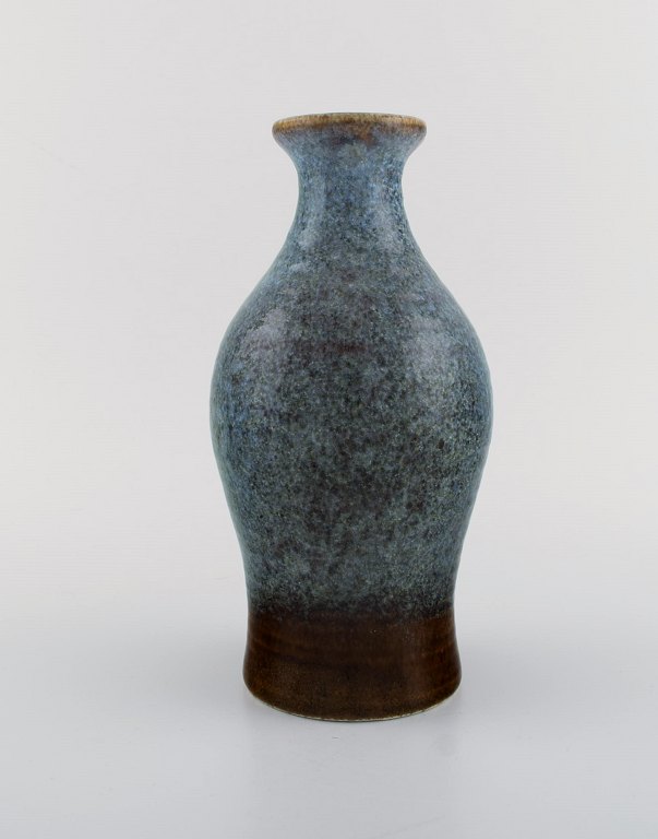 Carl Harry Stålhane for Rörstrand. Vase in glazed ceramics. Beautiful speckled glaze in blue-gray and brown shades. Mid-20th century.