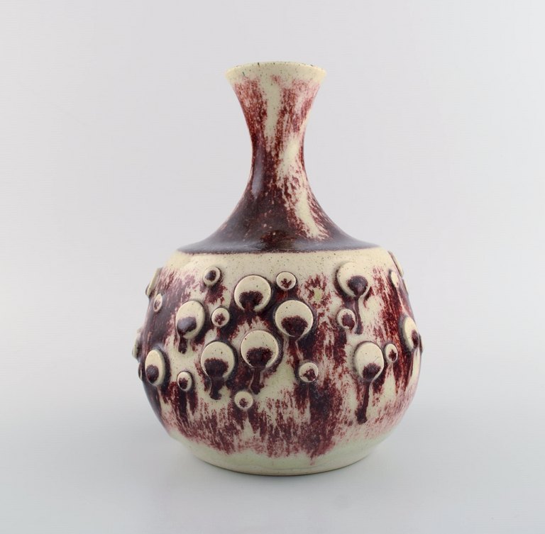 Sven Hofverberg (1923-1998), Sverige. Unika vase i glaseret keramik.  Smuk glasur i lyse og rødviolette nuancer. 1970/80´erne.