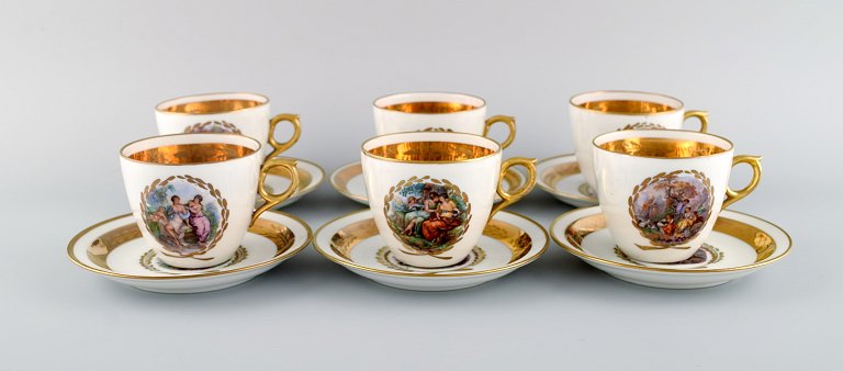 Seks Royal Copenhagen kaffekopper med underkopper i porcelæn med romantiske scener og gulddekoratrion. 1900-tallet.