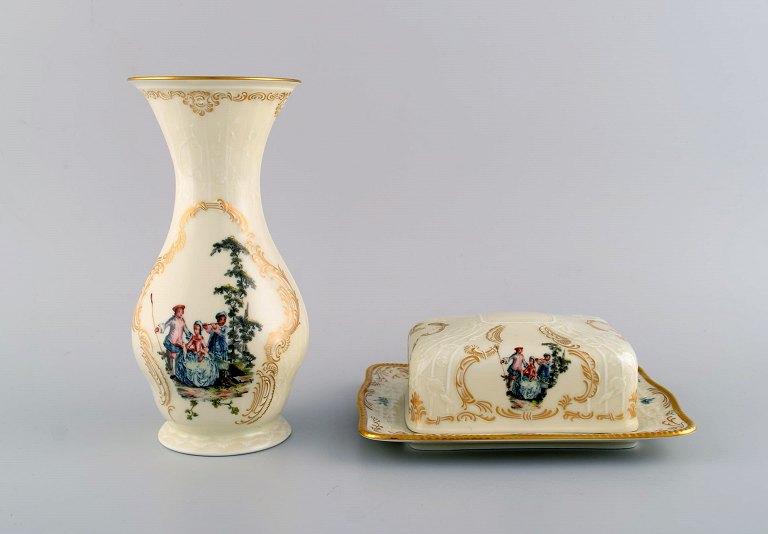 Rosenthal Classic Rose. Vase og smørholder i håndmalet porcelæn med romantiske scener og gulddekoration. Midt 1900-tallet.  