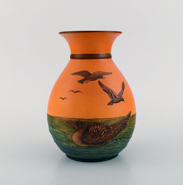 Ipsens enke, Danmark. Vase med havmåger i håndmalet glaseret keramik. 
Modelnummer 476. 1930
