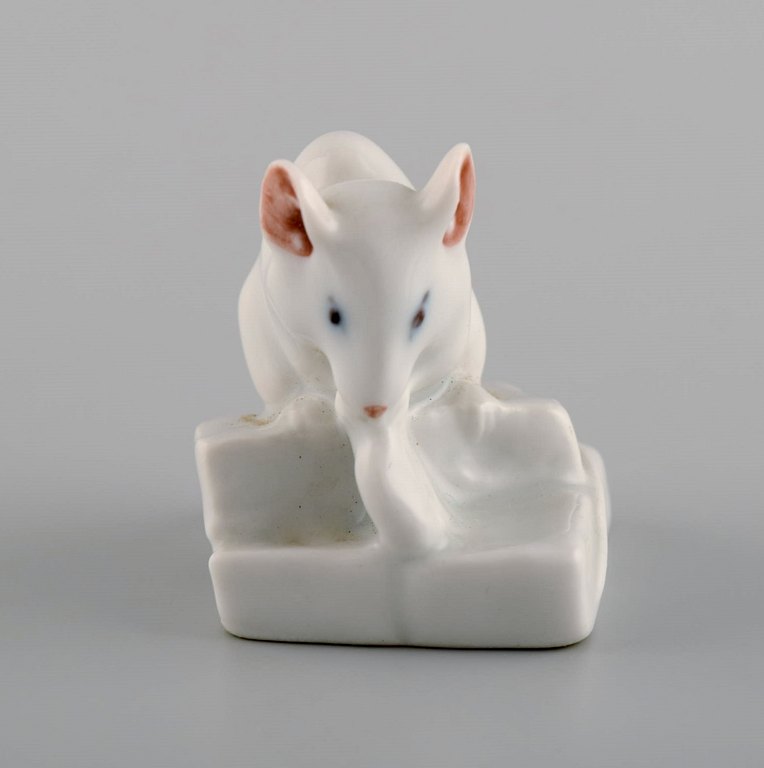 Royal Copenhagen porcelain figurine. Little white mouse. 1920s. Model number 5905.