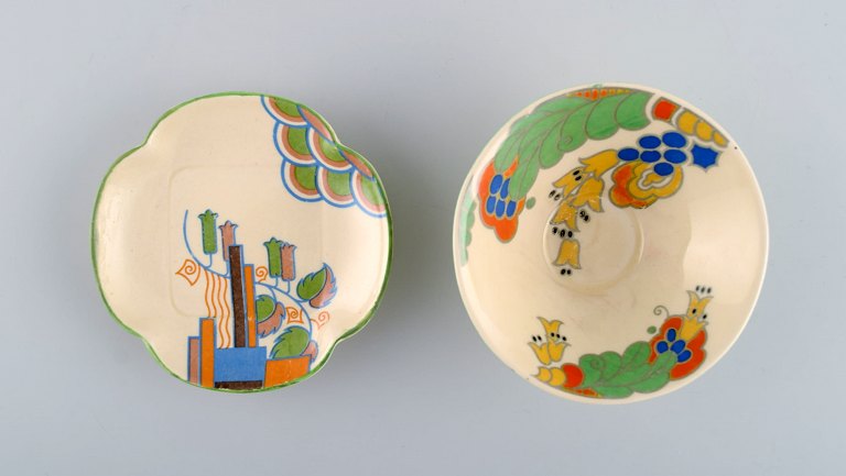Clarice Cliff (1899-1963), England. Caprice og Marina. Skål på fod og fad i håndmalet porcelæn. Ca. 1940. 