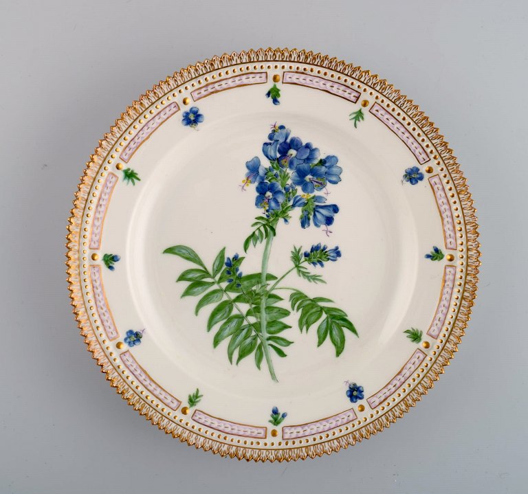Royal Copenhagen Flora Danica tallerken i håndmalet porcelæn med blomster og gulddekoration. Dateret 1952.