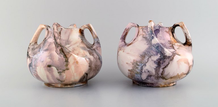 Alf Wallander for Rörstrand. A pair of vases in glazed ceramics. Turned handles and beautiful glaze with multicolored marble effect. Early 20th century.