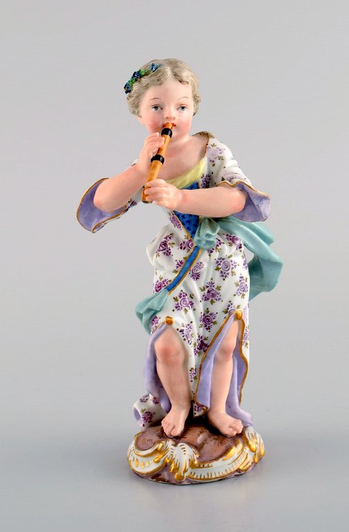 Antique Meissen figure in hand-painted porcelain. Girl playing flute. Late 19th century.