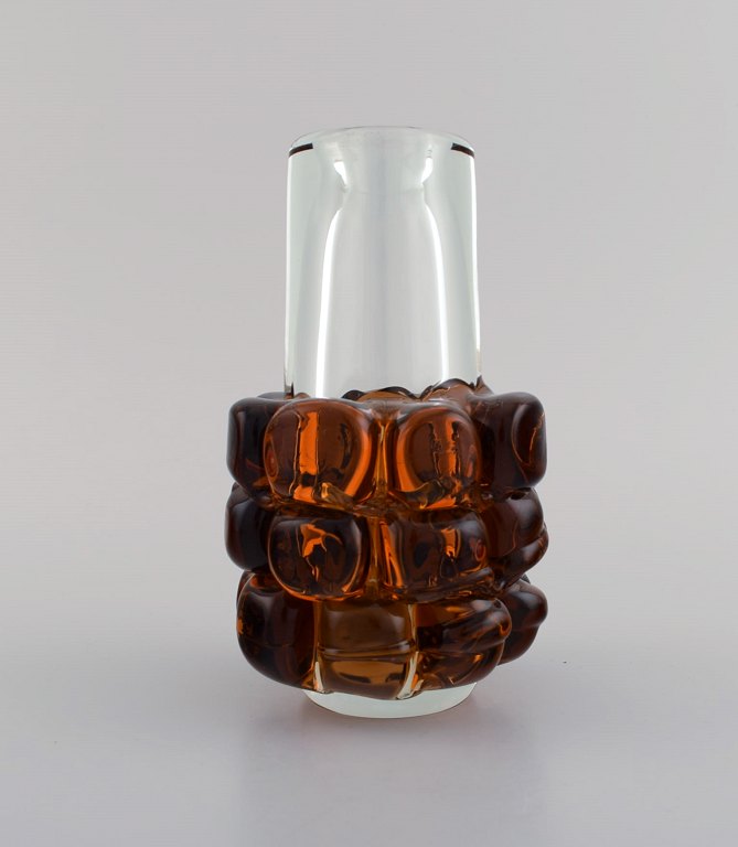 Murano vase in clear and amber colored mouth-blown art glass. Italian design, 1960 / 70s.