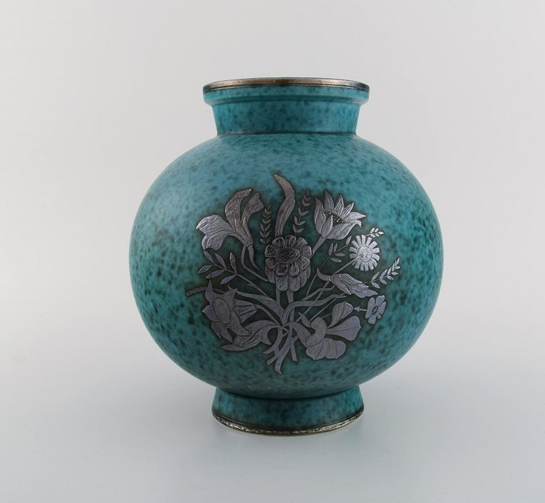 Wilhelm Kåge for Gustavsberg. Argenta art deco vase i glaseret keramik dekoreret med blomster i sølvindlæg. Sverige 1940´erne.