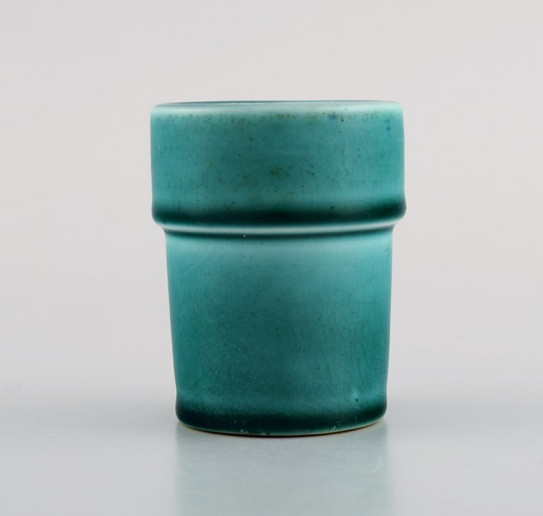 Poul Henningsen (1894-1967) for Royal Copenhagen. Sjælden miniature vase i glaseret keramik. Smuk glasur i grønne nuancer. 1920