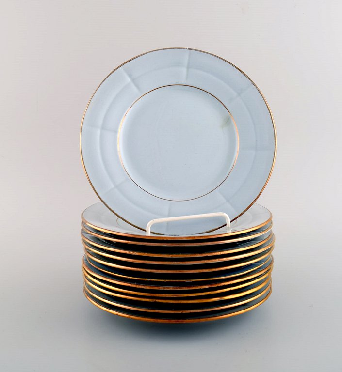 Arthur Percy for Upsala-Ekeby / Gefle. Tolv art deco Grand tallerkener i pastelblå porcelæn med håndmalet guldkant. 1930/40
