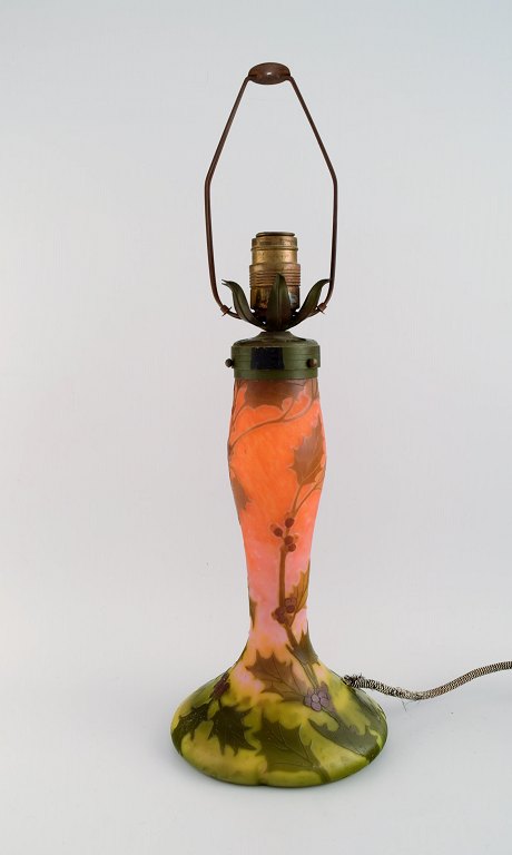 Legras, Frankrig. Stor art nouveau bordlampe i mundblæst kunstglas med overfang udskåret med motiver af blomster og bladværk. Tidligt 1900-tallet.