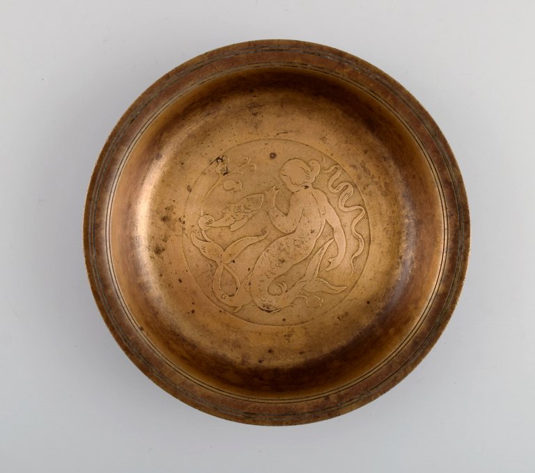 Just Andersen, Danmark. Art deco fad / skål i bronze dekoreret med havfrue. Modelnummer B98. 1930/40