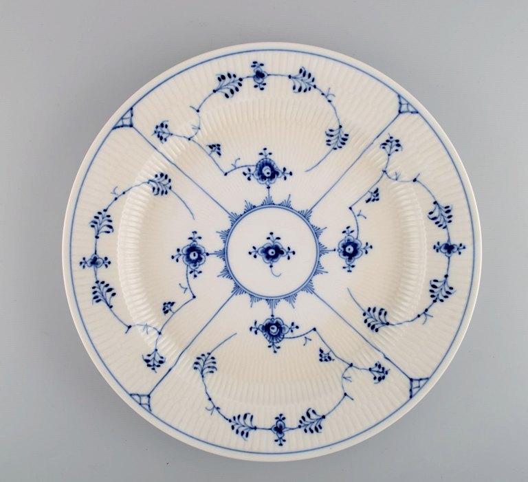 Royal Copenhagen Musselmalet riflet rundt serveringsfad. Modelnummer 1/107. Dateret 1948.