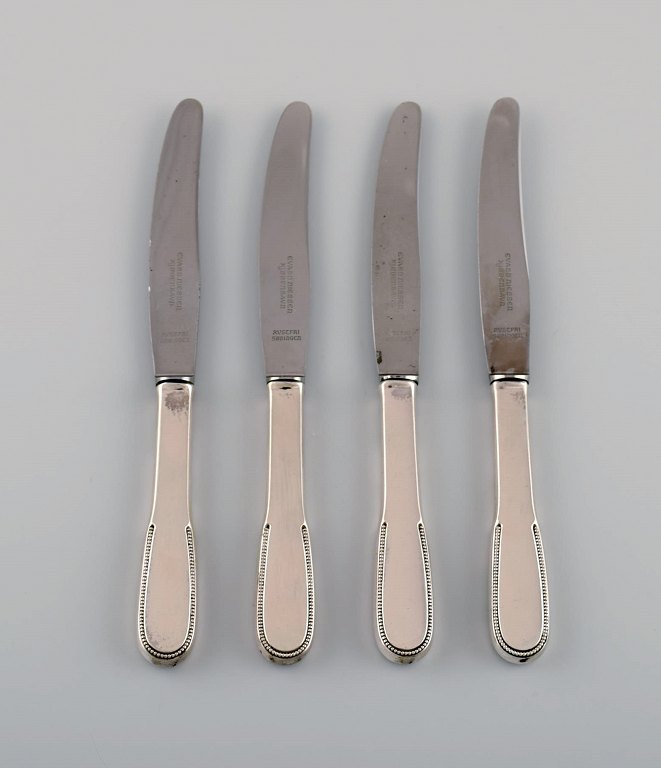 Four Evald Nielsen number 14 small lunch knives in hammered silver (830) and stainless steel. 1920s.