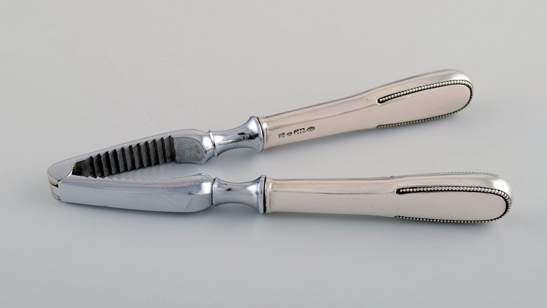 Evald Nielsen nummer 14 nøddeknækker i hammerslået sølv (830) og rustfrit stål. 1920