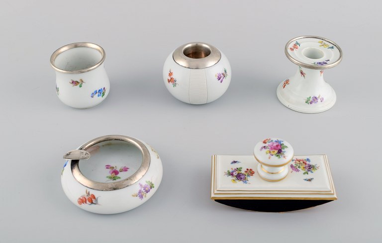 Fem dele Meissen porcelæn med håndmalede blomstermotiver,  gulddekoration og sterlingsølv monteringer. 1900-tallet.