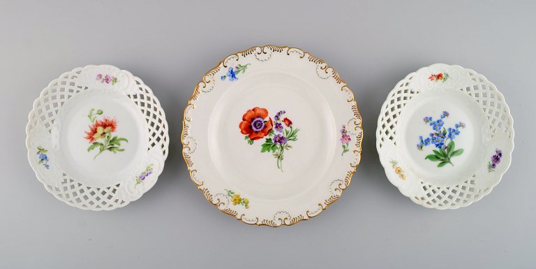 Tre antikke Meissen talllerkener i håndmalet porcelæn med blomstermotiver. 1800-tallet.