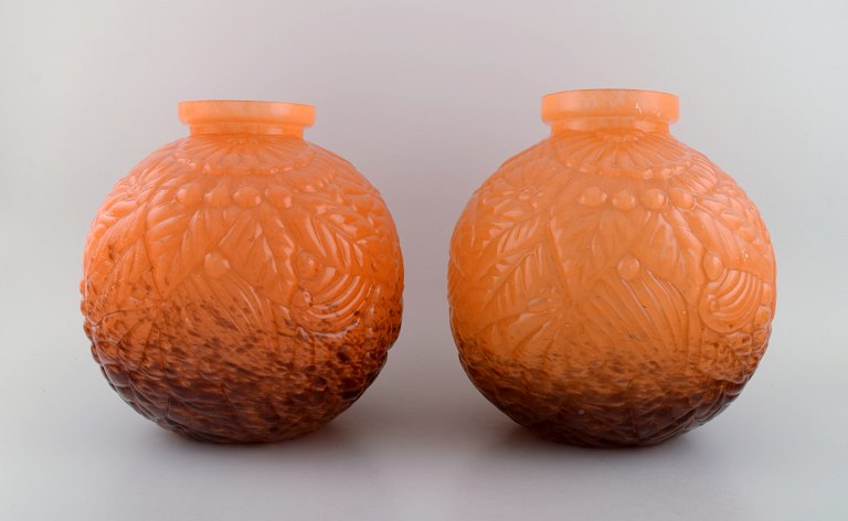 Schneider, Frankrig. To store runde art deco vaser i orange mundblæst kunstglas 
med bladværk. 1930/40