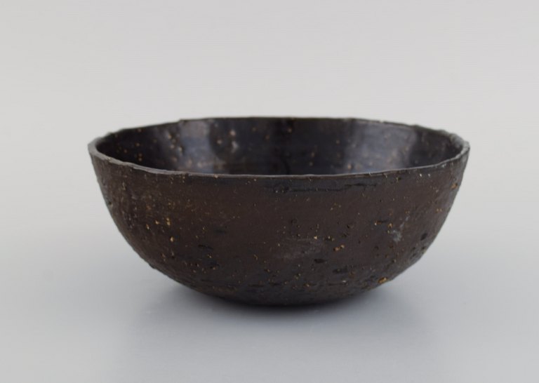 Ole Bjørn Krüger (1922-2007), Danish sculptor and ceramicist. Unique bowl in glazed stoneware. 1960s / 70s.