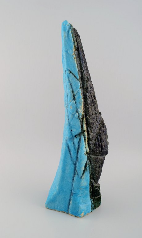 Ole Bjørn Krüger (1922-2007), Danish sculptor and ceramicist. Huge unique sculpture in glazed stoneware. Beautiful glaze in turquoise and black shades. 1960s / 70s.