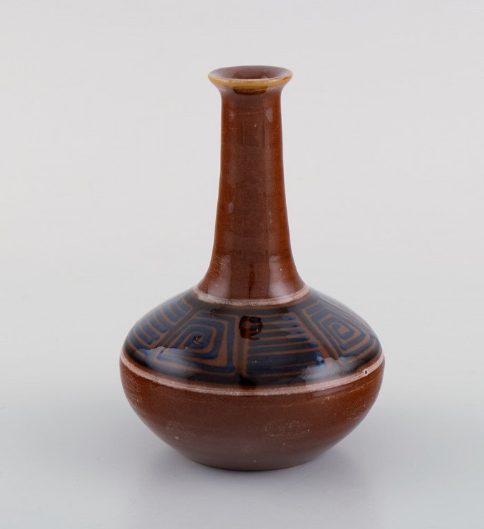 Kähler, HAK. Smalhalset vase i glaseret keramik. Geometrisk mønster på brun baggrund. 1940