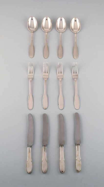 Evald Nielsen nummer 14 middagsservice i hammerslået sølv (830) til fire 
personer. 1920