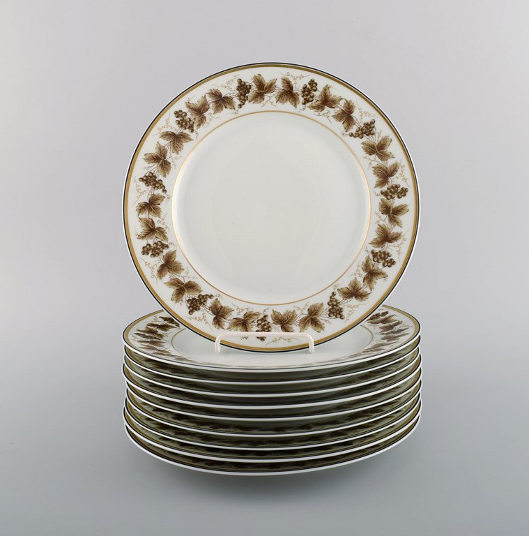 10 Limoges porcelain dinner plates with hand-painted grape vines and gold decoration. 1930s / 40s.