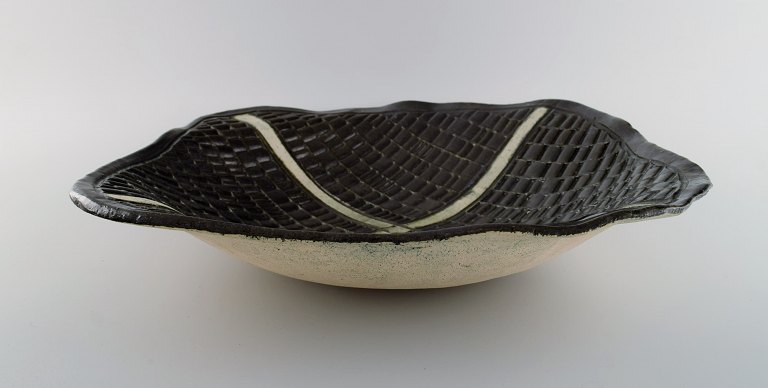 European studio ceramicist. Large unique dish / bowl in glazed ceramics. Late 20th century.