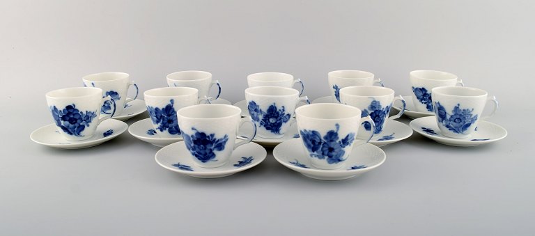 Tolv Royal Copenhagen Blå Blomst Flettet espressokopper med underkopper. 
1980